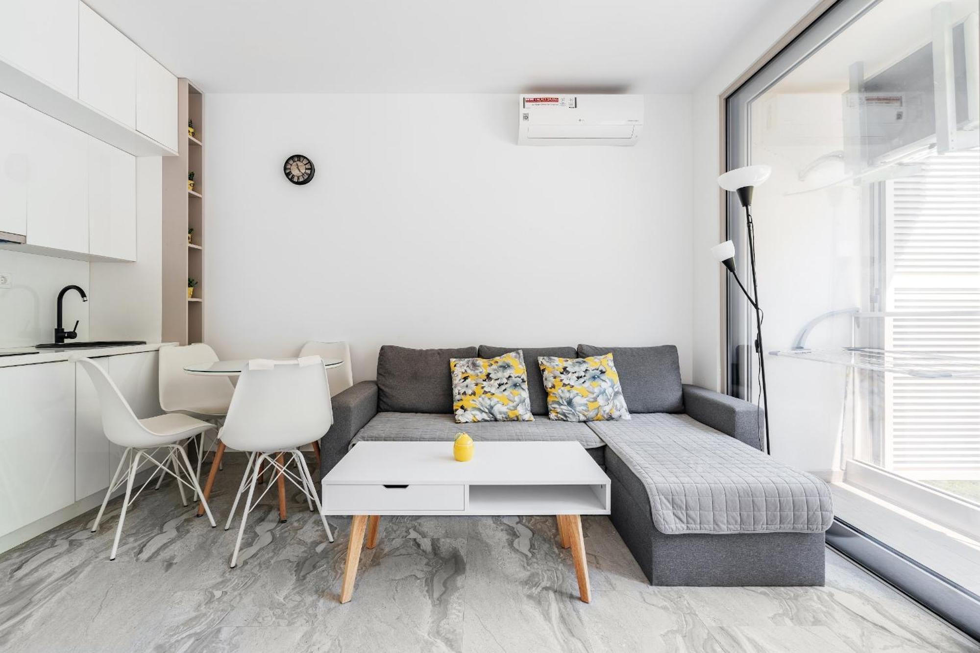 Aura Tower Aparments By In Property Rafailovici Exterior photo